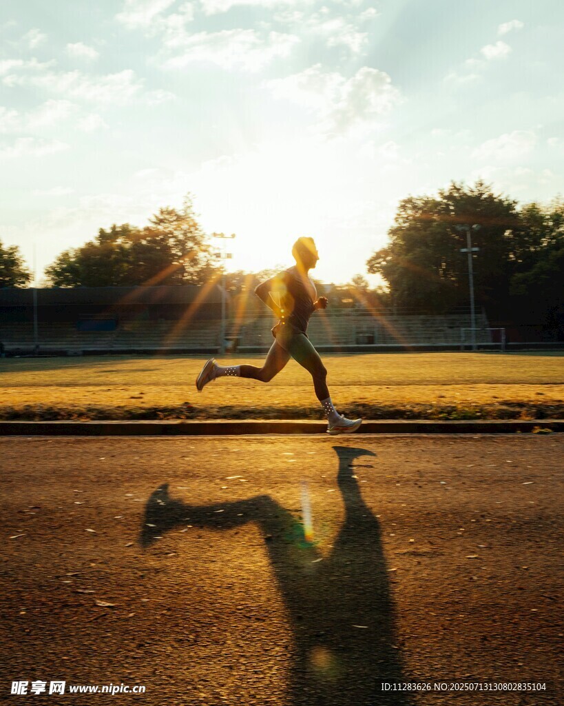 晨跑者在阳光下的活力身影