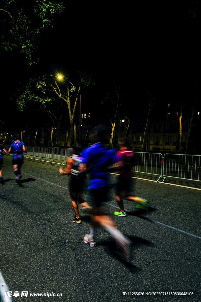夜跑中的活力身影