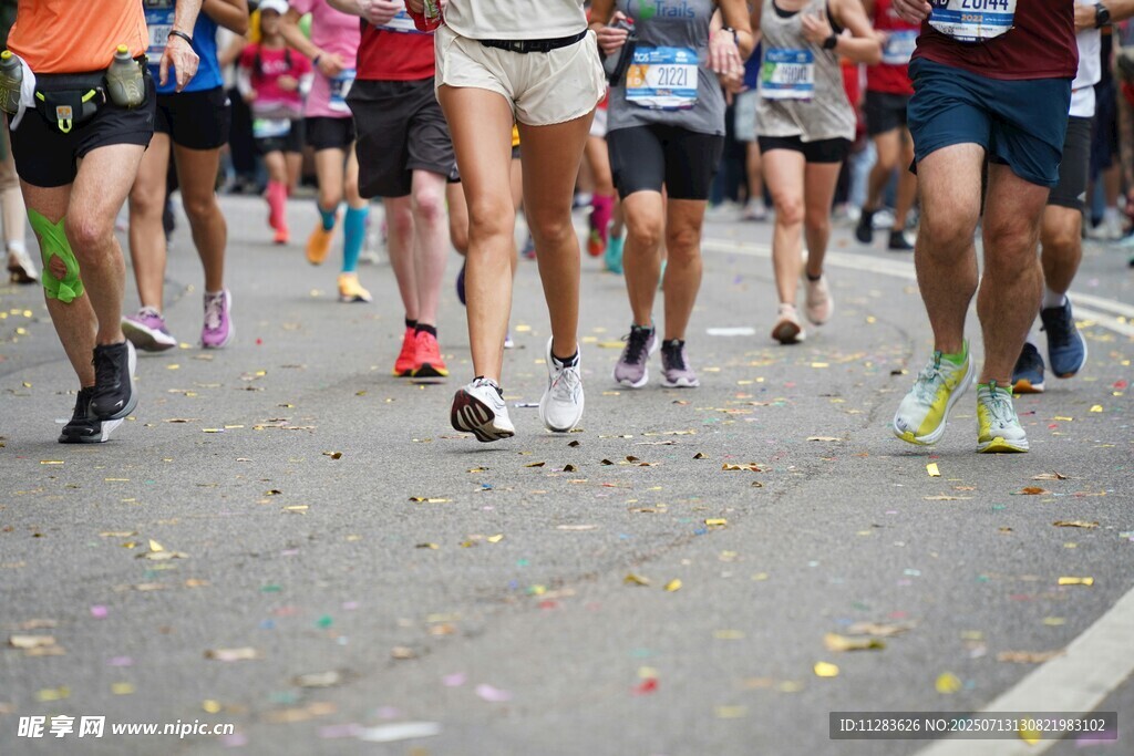 马拉松比赛中的奔跑人群