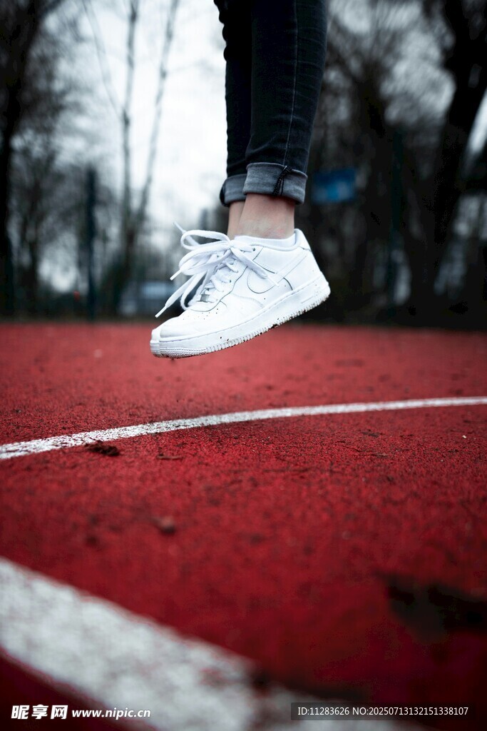 运动鞋在跑道上跃起瞬间