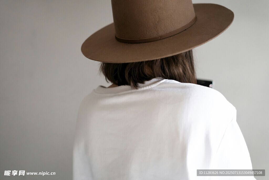 戴棕色宽檐帽的背影