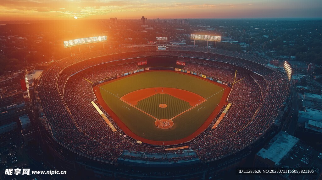 夕阳下的大型足球场