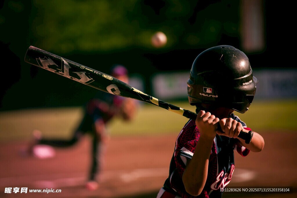 少年专注打棒球瞬间