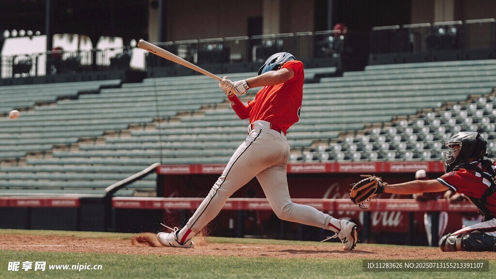 棒球运动员赛场挥棒瞬间