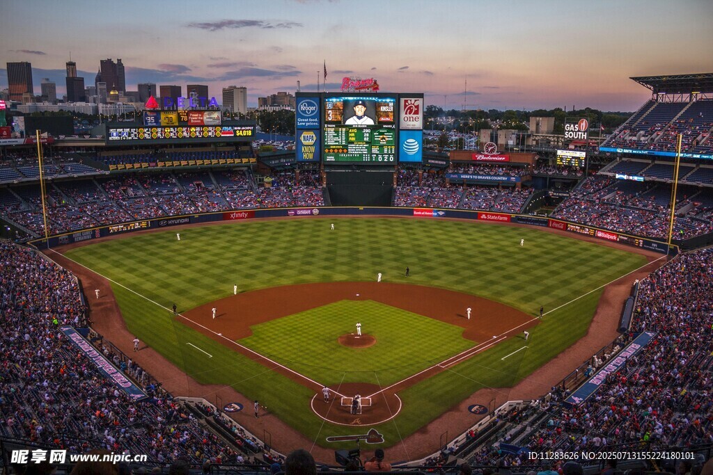 热闹的棒球赛场全景