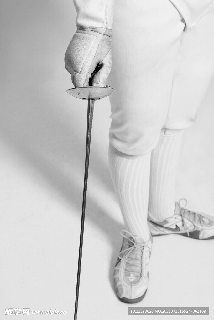 击剑运动员手持剑的姿态