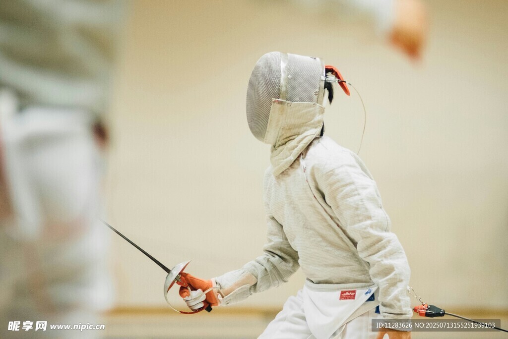 击剑运动员专注对决瞬间