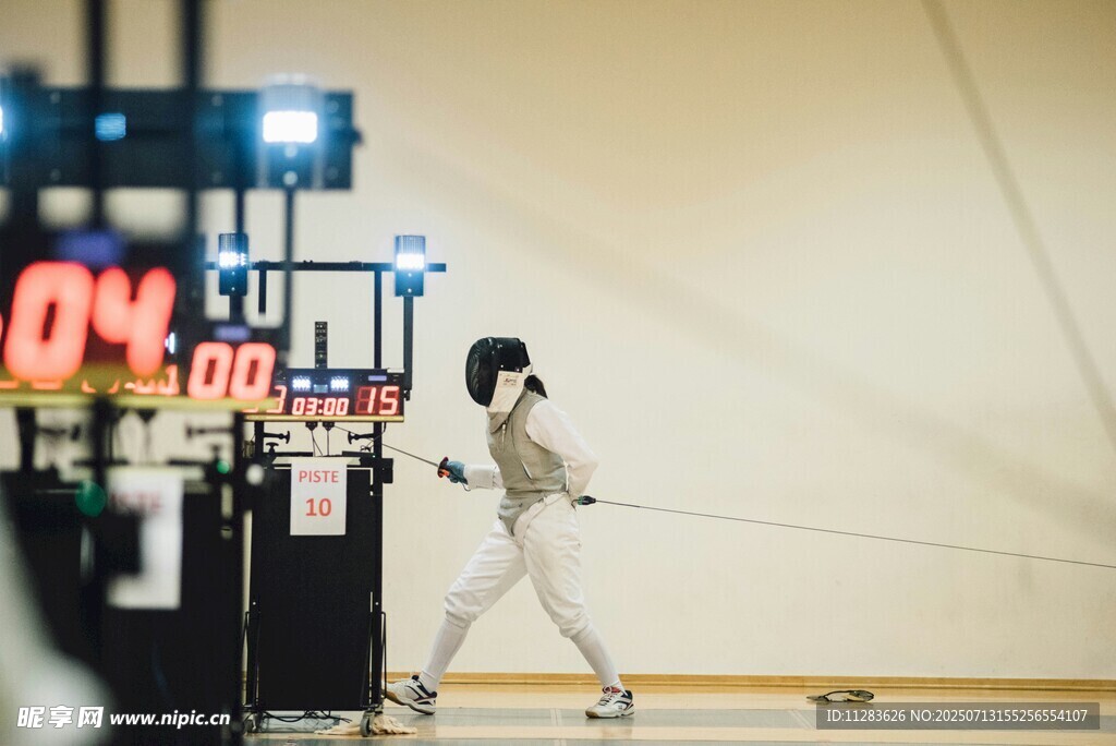 击剑运动员赛场专注训练