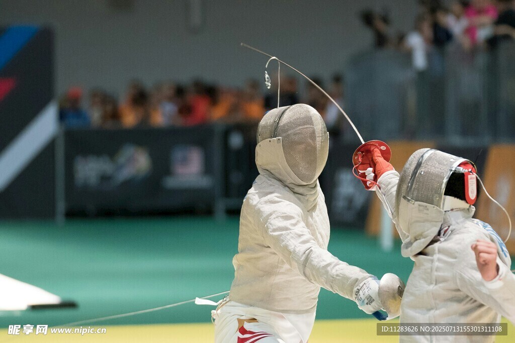 击剑运动员赛场互动瞬间
