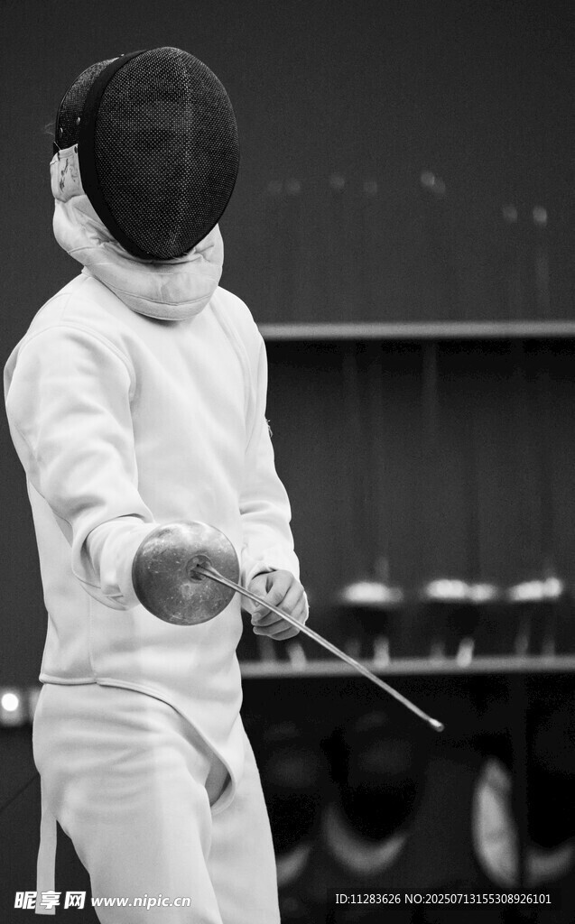 击剑运动员专注持剑瞬间