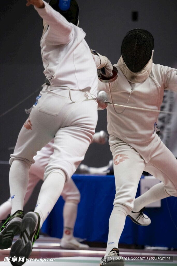 击剑比赛中的激烈对抗瞬间