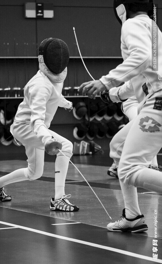 击剑运动员赛场竞技瞬间