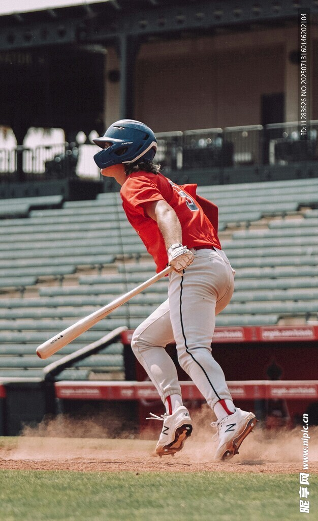 棒球运动员赛场击球瞬间