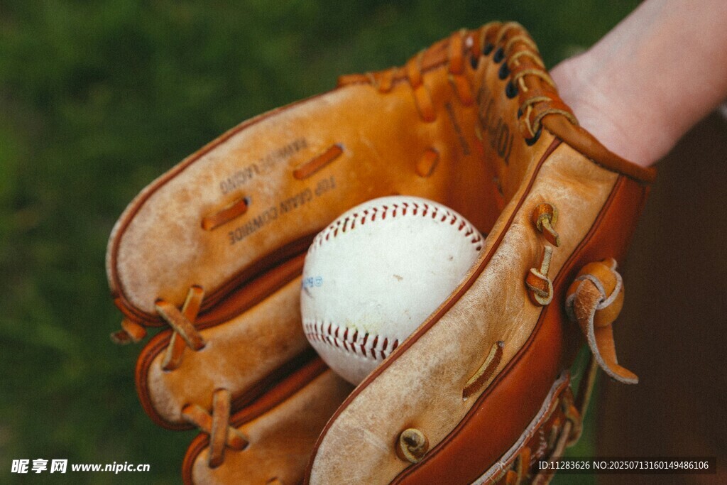 手握棒球手套与白色棒球