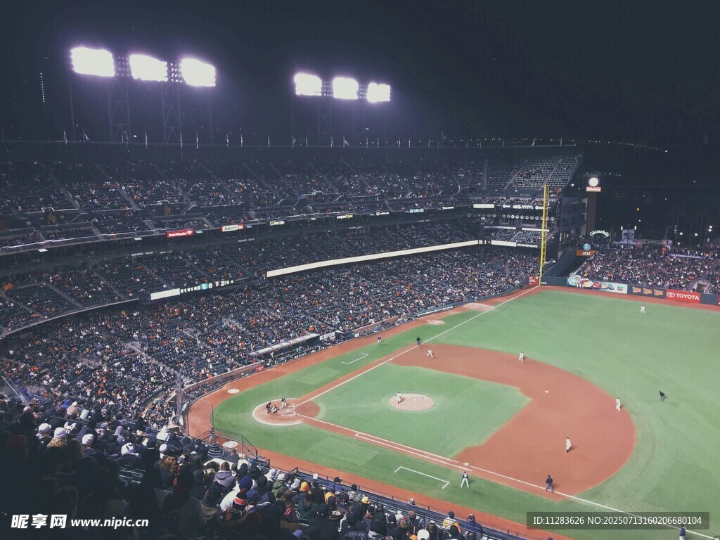 热闹的棒球场观众席