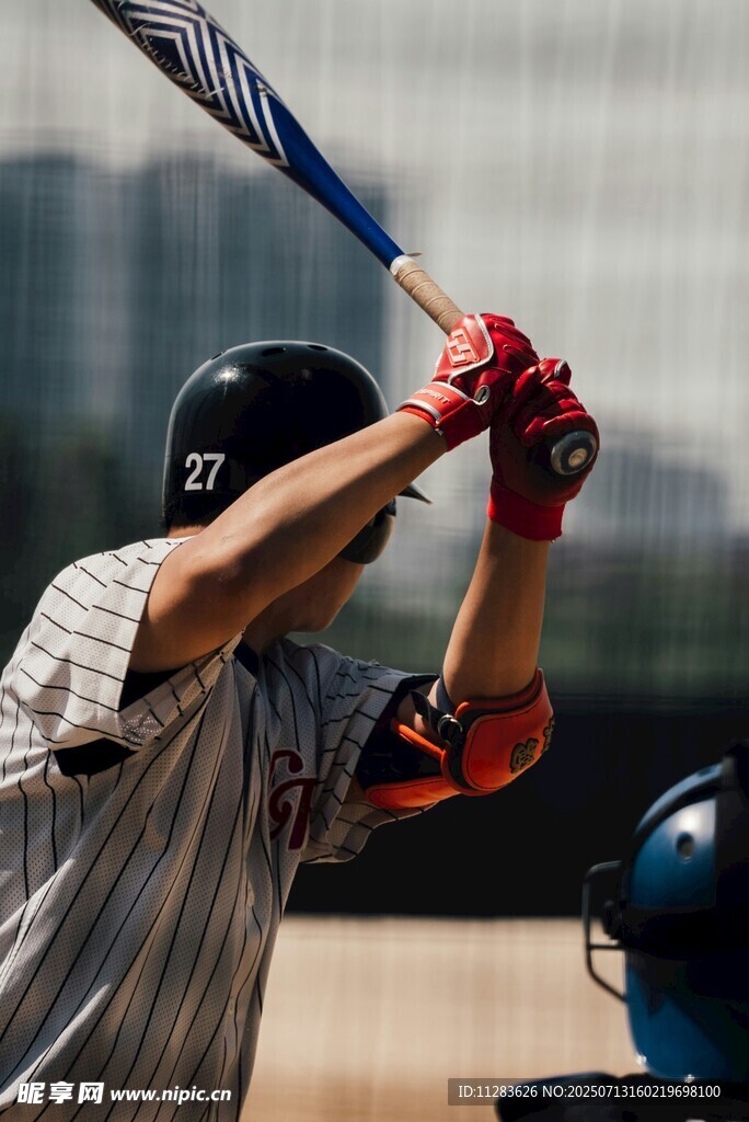 棒球运动员挥棒瞬间