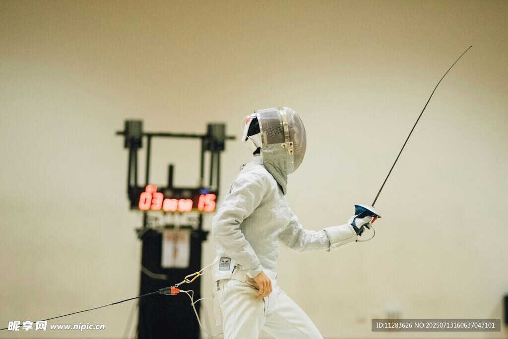 击剑运动员专注持剑瞬间