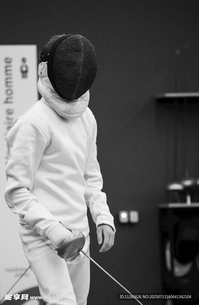 少年击剑者专注准备姿势