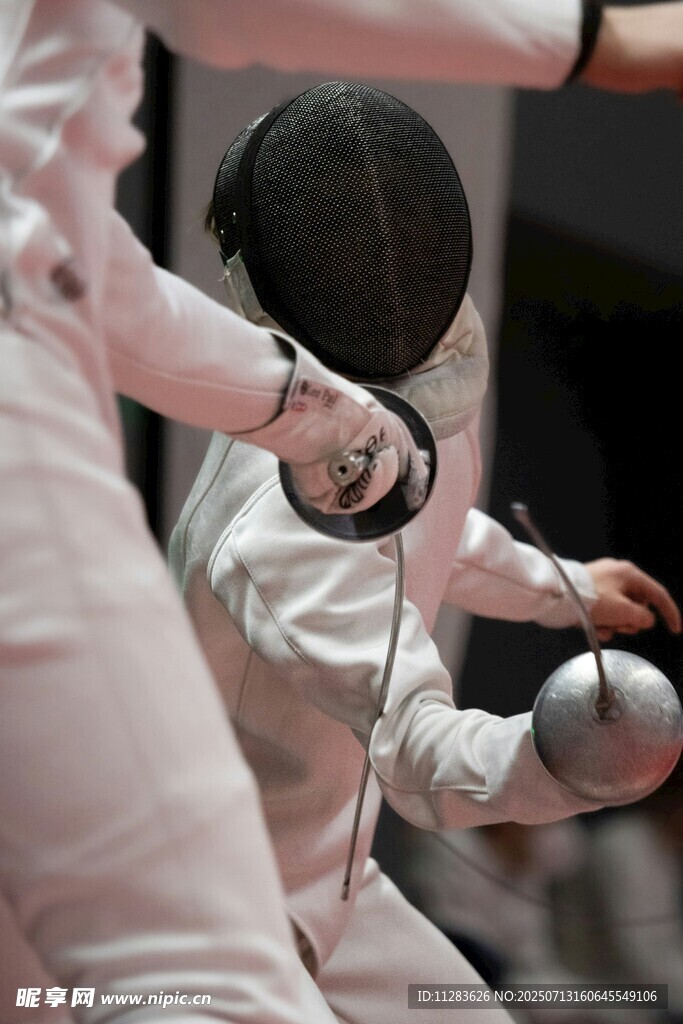 击剑运动员激烈对抗瞬间