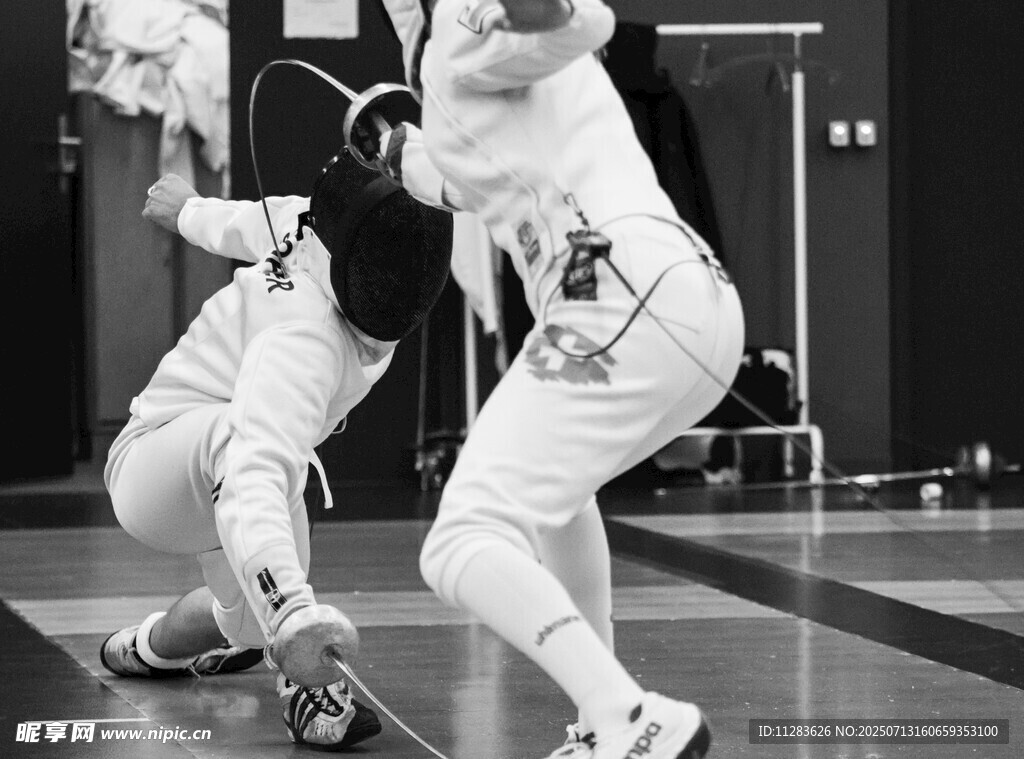 击剑比赛中的激烈对抗瞬间