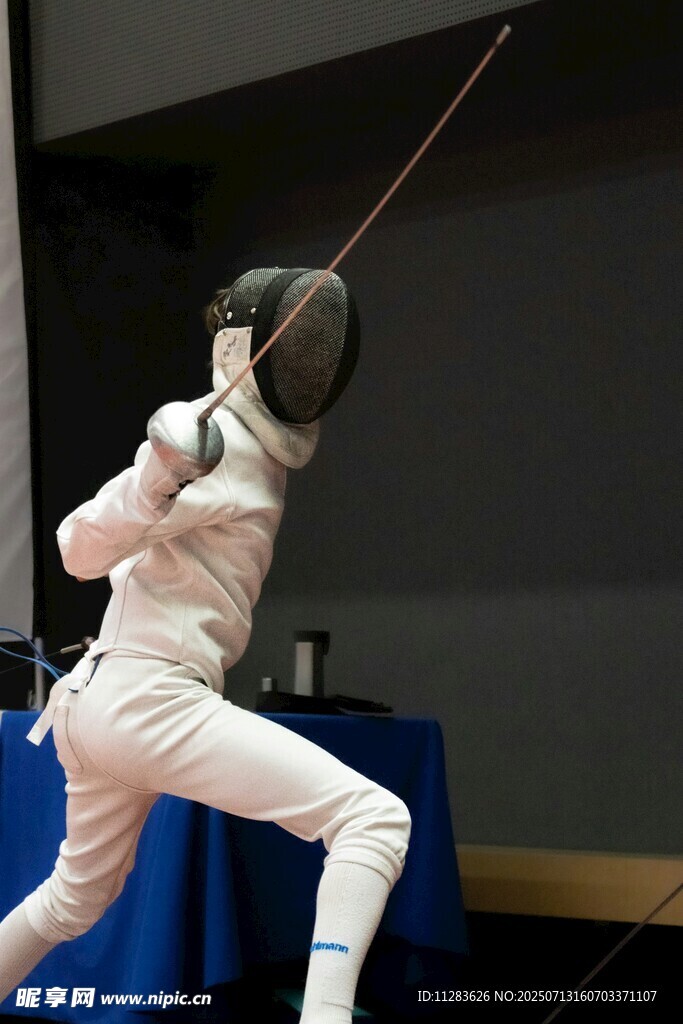 击剑运动员赛场专注瞬间