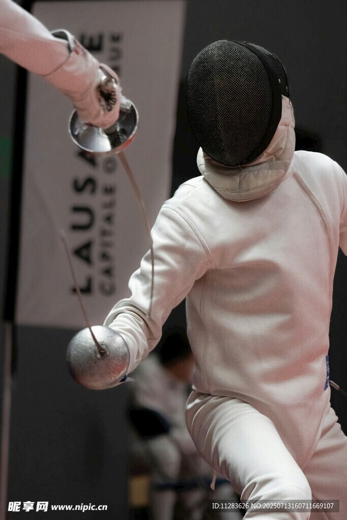 击剑运动员赛场激烈对抗