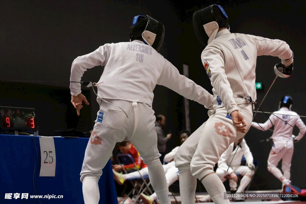 击剑运动员赛场竞技瞬间