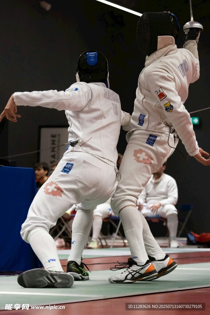 击剑比赛中的激烈对抗瞬间