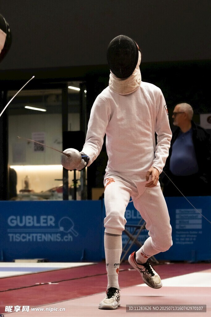 击剑运动员赛场英姿