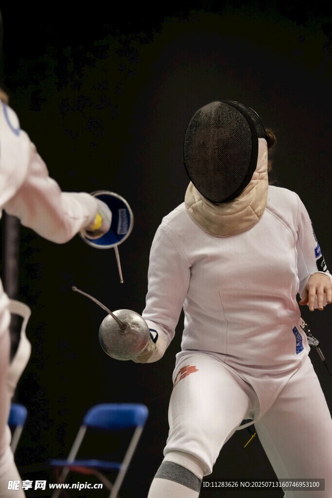 击剑运动员赛场对决瞬间