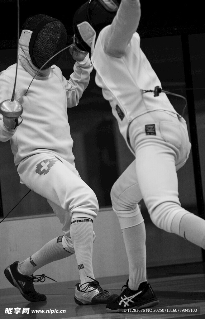 击剑运动员激烈对抗瞬间