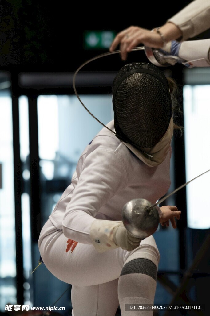 击剑运动员专注比赛瞬间