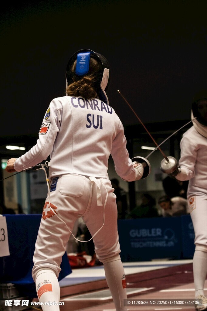 击剑运动员赛场挥棒瞬间