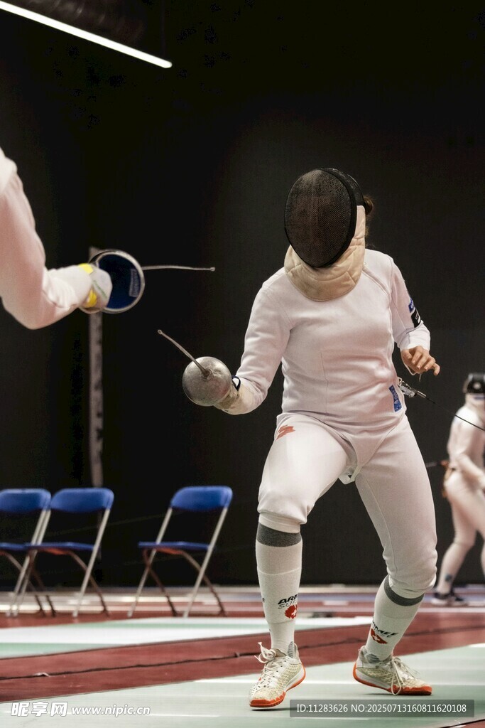 击剑运动员赛场对决瞬间