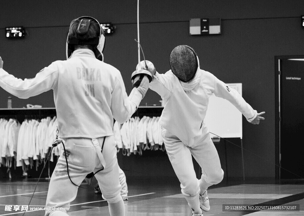 击剑运动员赛场激烈对决