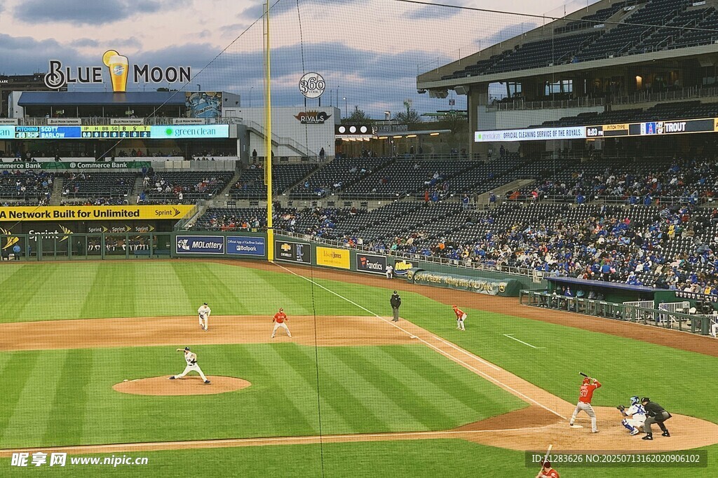 棒球场内比赛精彩瞬间