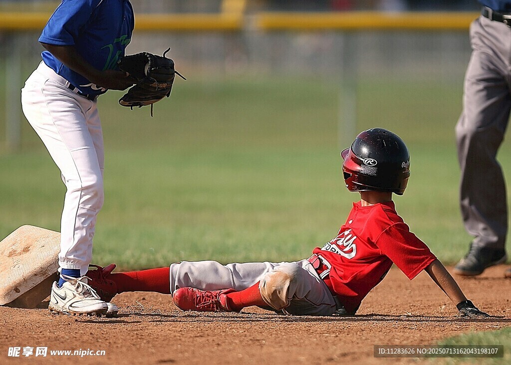 少年棒球赛中的精彩滑垒瞬间