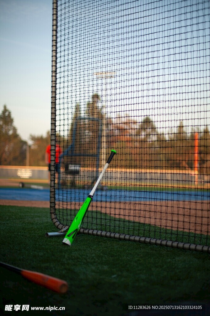 草地上的板球装备