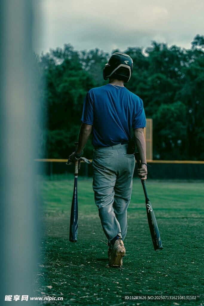 男子持球杆漫步球场