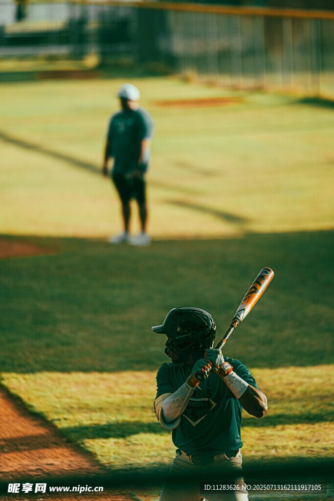 少年棒球场上专注准备击球