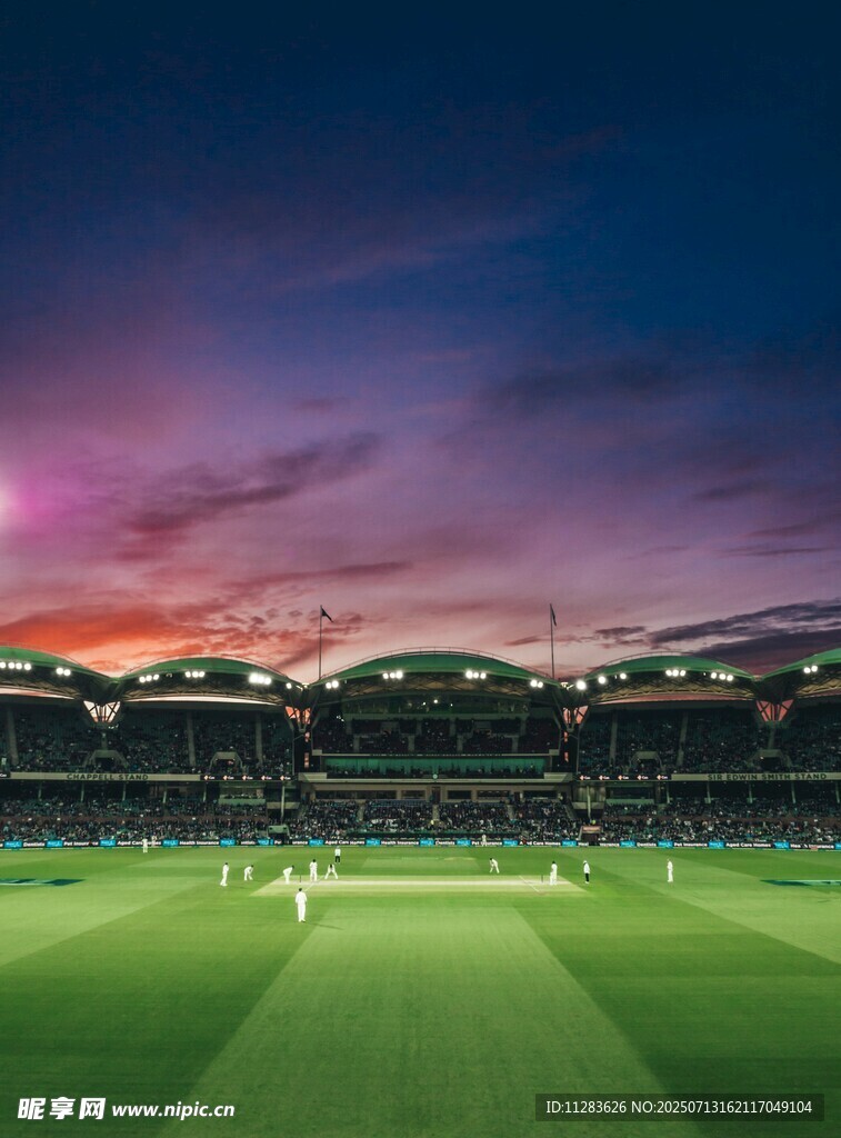 黄昏下的绿茵足球场