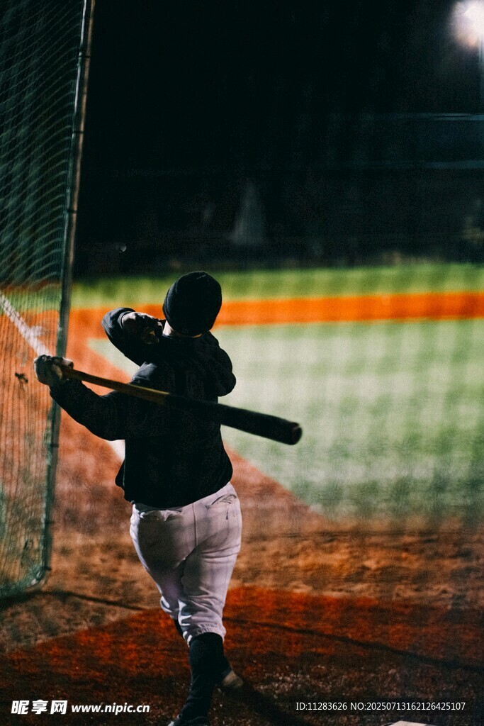 夜间棒球运动员准备击球