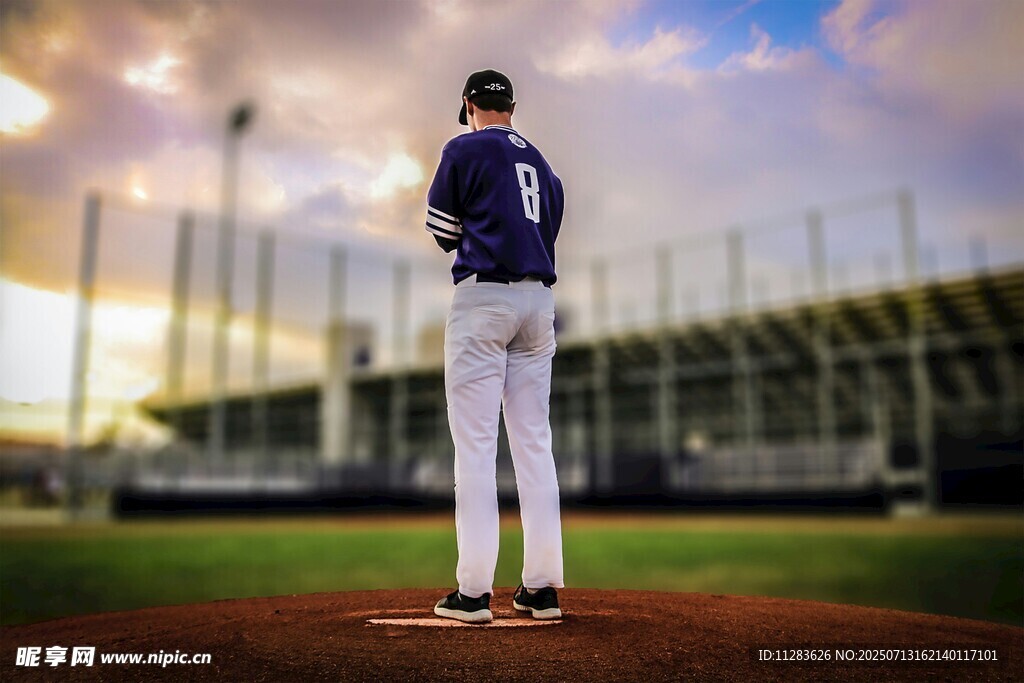 棒球运动员赛场背影