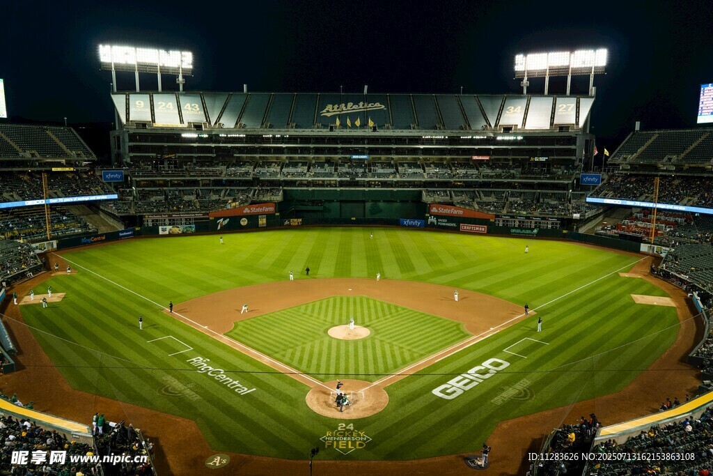 夜间棒球场全景
