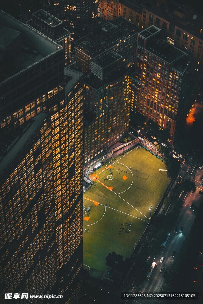城市中灯火下的绿茵球场
