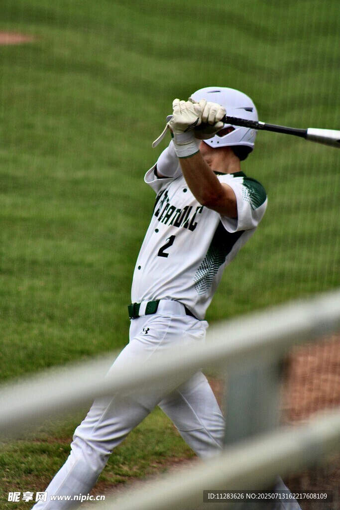 棒球运动员挥棒瞬间