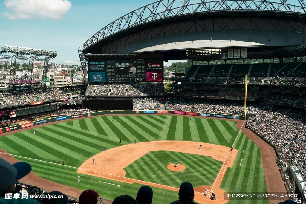 热闹的棒球比赛现场