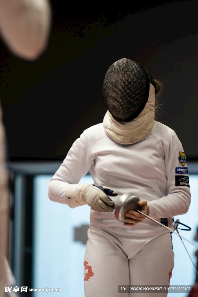 击剑运动员专注准备动作