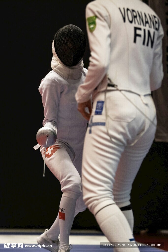 两位击剑运动员赛场对抗