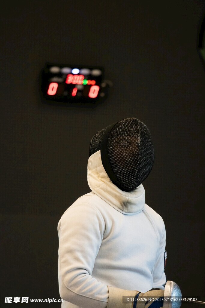 击剑运动员专注比赛瞬间